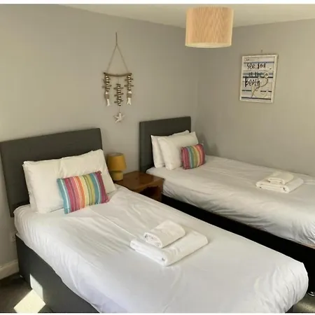 Town Centre Walk To Everything! *